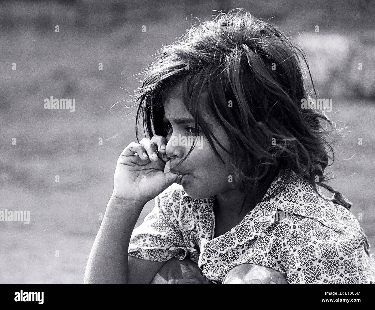 Fille qui suce le pouce , Coimbatore , Tamil Nadu , Inde , Asie Photo Stock  - Alamy