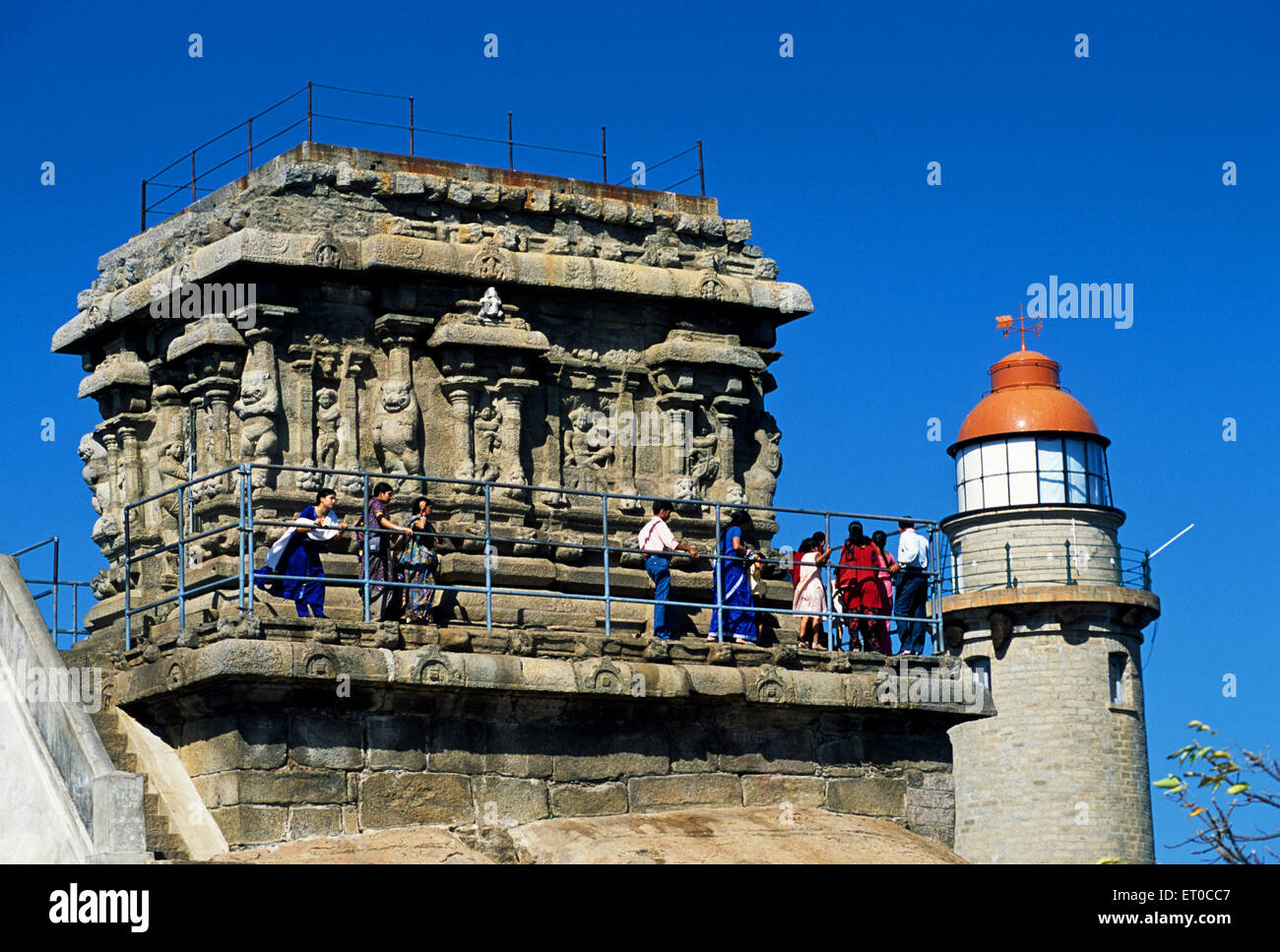 Temple Olakkanatha avec de vieux et nouveau phare dans Mamallapuram Mahabalipuram ; Tamil Nadu Inde ; Banque D'Images