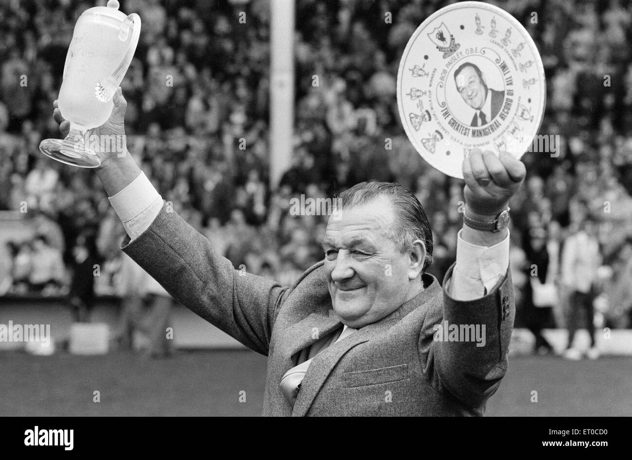 Division de la Ligue anglaise un match à Anfield. 1 Liverpool Aston Villa v 1. Manager de Liverpool Bob Paisley est reçu un prix pour son dernier match en charge de Liverpool à Anfield, en reconnaissance de ses services au club et devenir gestionnaire britanniques les plus couronnés de succès. 7e mai 1983. Banque D'Images