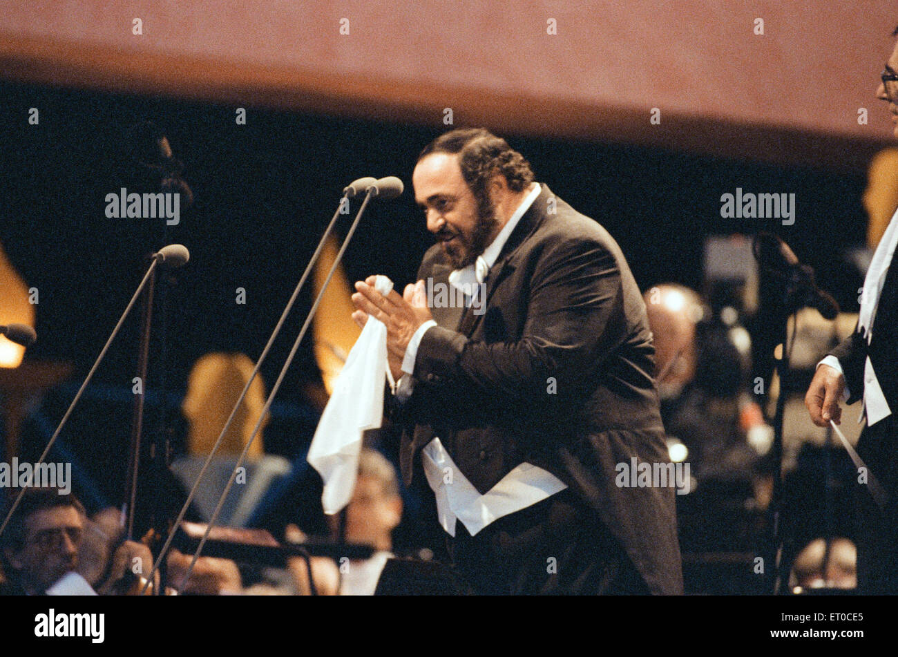 Luciano Pavarotti, ténor italien, le chant à un concert en plein air à Hyde  Park. C'était un concert gratuit pour fêter ses 30 ans à l'opéra. 30  juillet 1991 Photo Stock - Alamy
