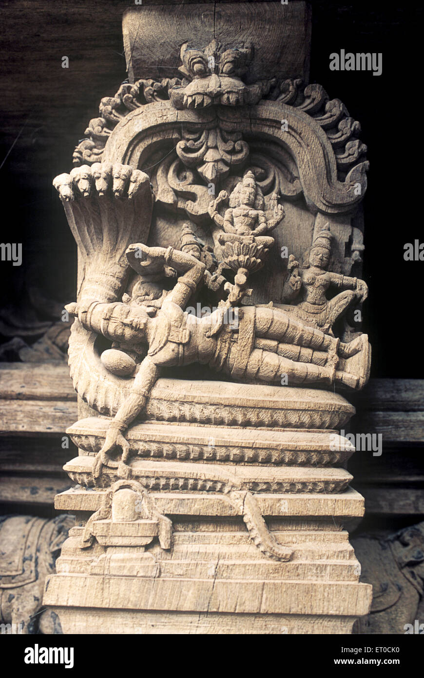 Ananthapadmanabha vishnu dormant sur une statue de sculpture en bois serpent dans un ancien char du temple à Madurai ; Tamil Nadu ; Inde ; asie Banque D'Images