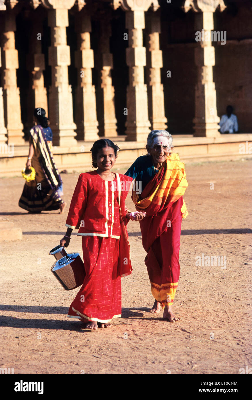 Grand-mère et sa petite-fille ; Chettinad ; Tamil Nadu Inde ; PAS DE MR Banque D'Images