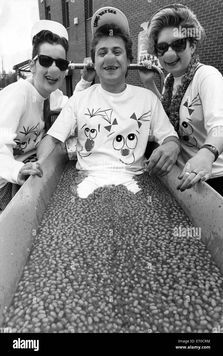 DJ Steve Vaughan, photographiée avec Susan Bell et Lisa Liddle, recueille des fonds pour Comic Relief en hébergeant une discothèque à l'intérieur de Woolworths en étant assis dans une baignoire pleine de haricots. Il prévoit de faire son show à Jivago discothèque ce soir -toujours assis dans la baignoire. 10 mars 1989. Banque D'Images