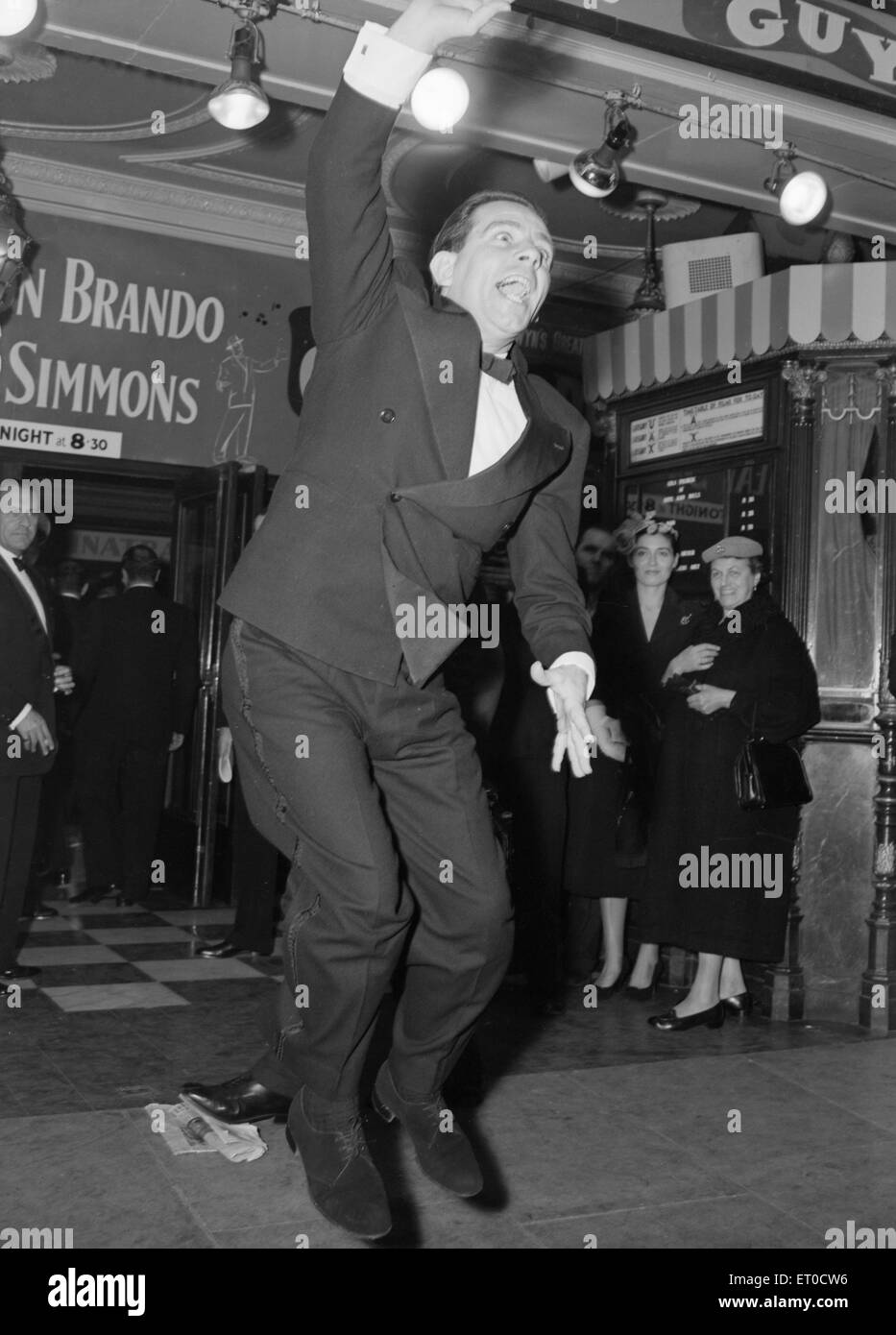 On voit ici la sagesse Norman forme à la foule lors de la première de Guys and Dolls à l'Empire Theatre de Leicester Square, le 19 septembre 1956 Banque D'Images