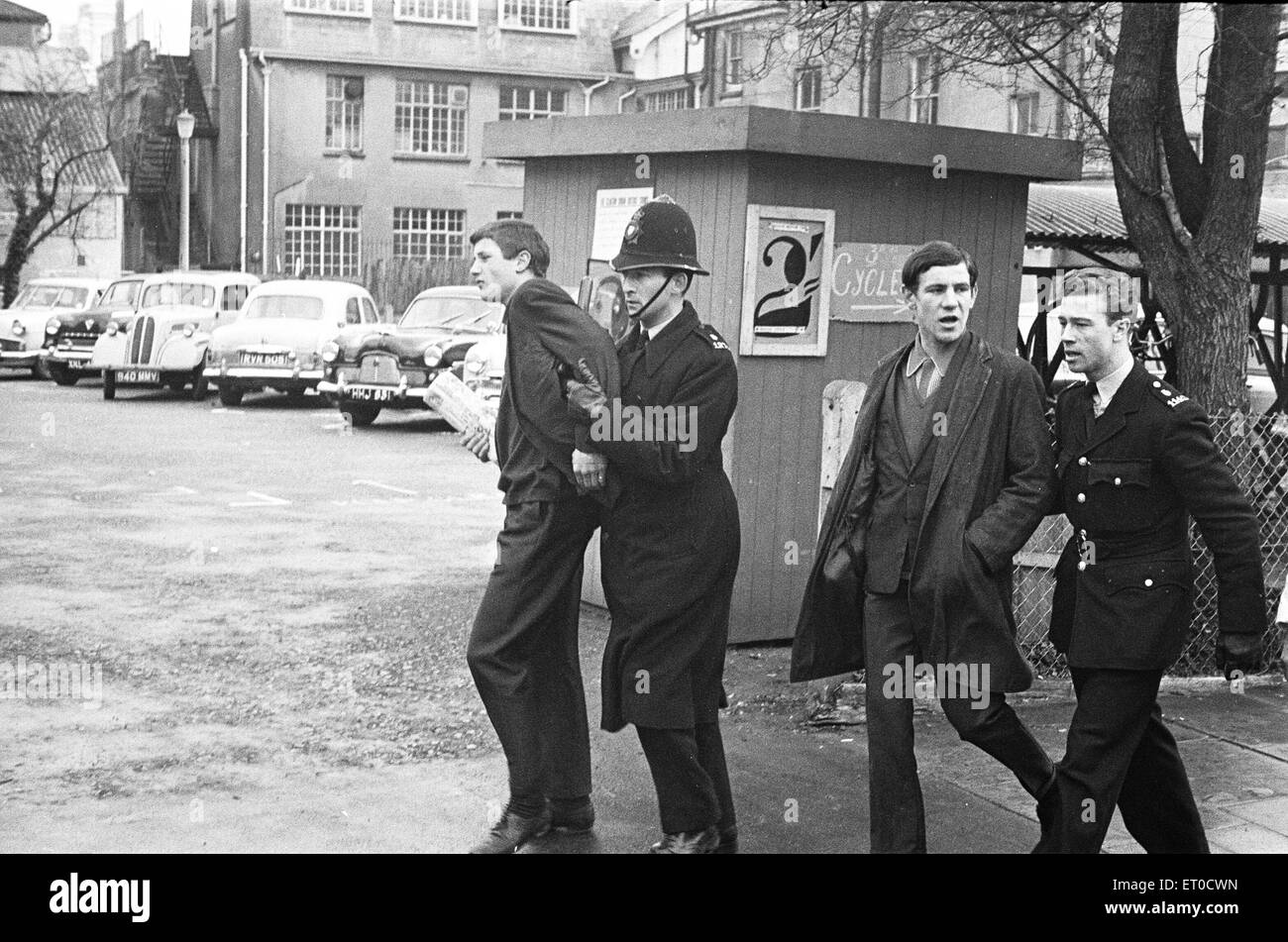 Deux jeunes sont frog ont marché par des agents de police à la station de police à la suite d'un incident sur Clacton front de mer. Au cours des week-end de Pâques 1964 plusieurs échauffourées entre Mods et Rockers ont éclaté dans la ville balnéaire d'Essex. 30 Mars 1964 Banque D'Images