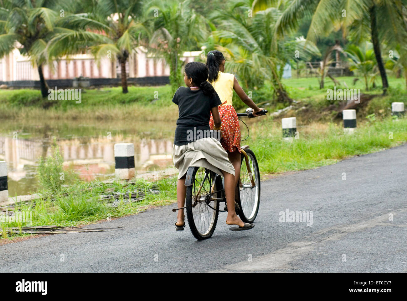Filles à vélo , Champakulam , Kuttanad , Alappuzha , Alleppey , Kerala , Inde , Asie Banque D'Images