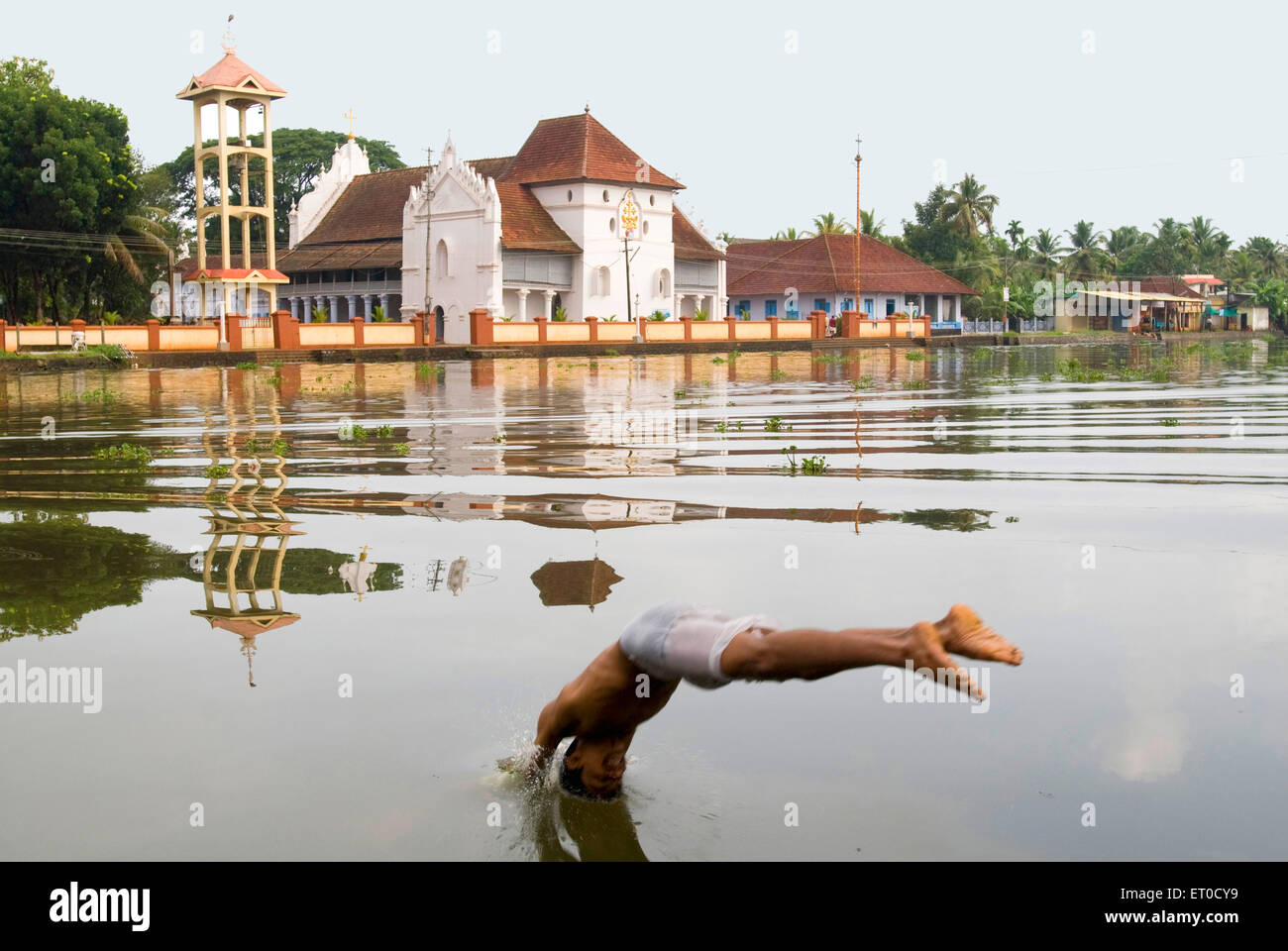 Homme plongée dans la rivière Pamba, Champakulam, Kalloorkad, église Mary Forane, Valia Palli, Alappuzha, Alleppey, Kerala, Inde, Asie Banque D'Images