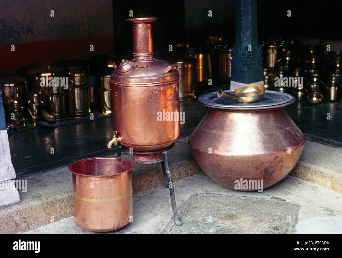 Ancien chauffe-eau en cuivre , nattukottai chettiar , nagarahar ; Chettinad ; Tamil Nadu ; Inde , asie Banque D'Images