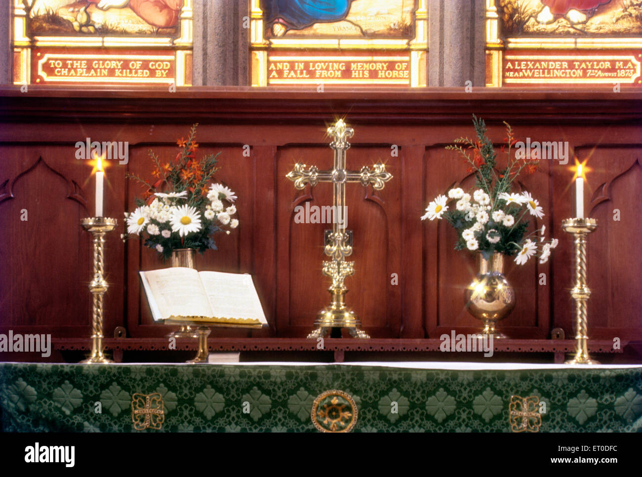 Bougie dans l'autel église d'autel Banque de photographies et d'images à  haute résolution - Alamy