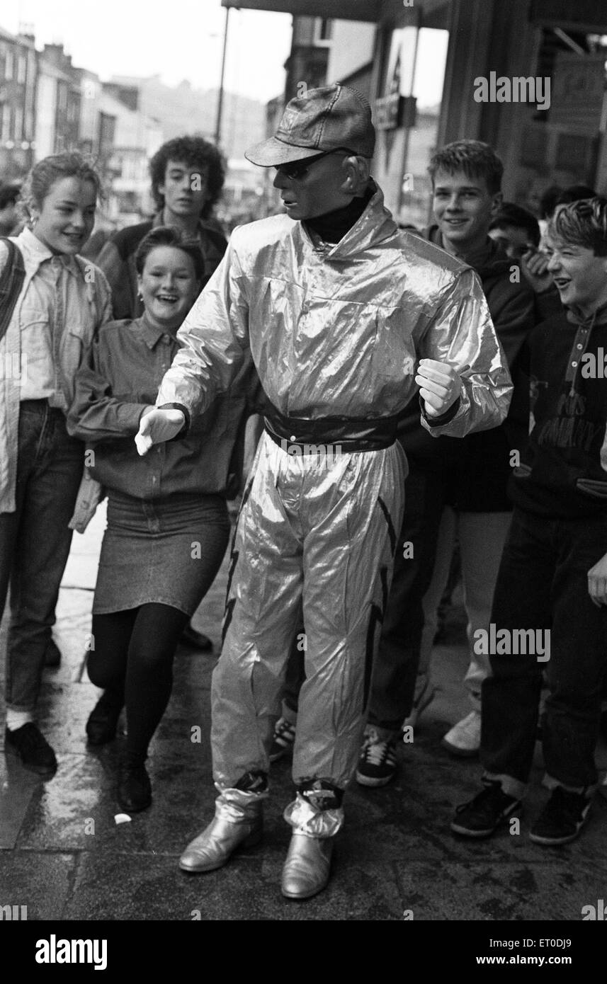 Cet espace de vente est d'arrêter de busker shoppers sur King Street. L'homme mystère derrière le masque d'argent est de 20 ans, Mark Bajerski Netherton de. Le 31 décembre 1987. Banque D'Images