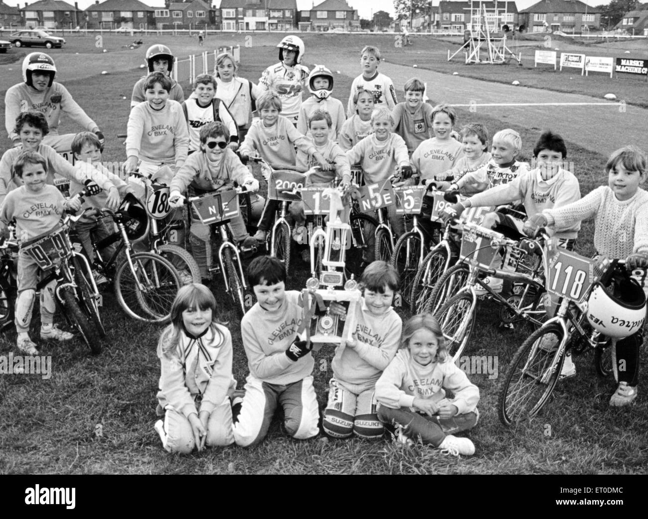 Fier comme punch - ces plat star BMX montrer leur dernier trophée. 20 août 1986. Le club de Cleveland prit les Tyne Tees award lors de la première réunion de courses retransmis en direct dans ce pays. En tant qu'hôtes de la compétition sur leur piste à Redc Banque D'Images
