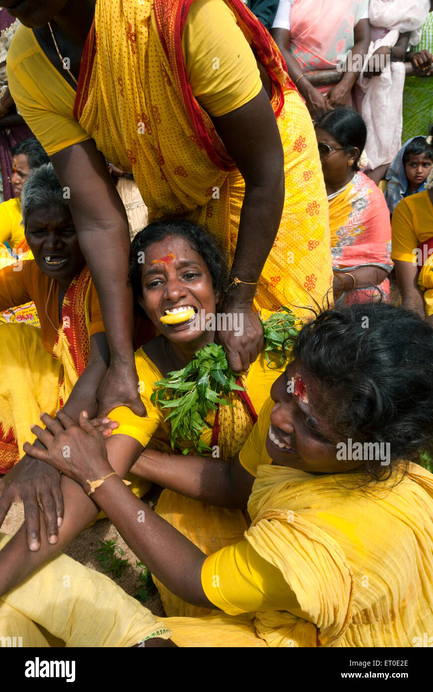 Les adeptes des danses de transe dans le festival duryodhana padukalam ; Seviledu ; Kanchipuram ; district de Kancheepuram , Tamil Nadu ; Inde , Asie , MR#777A Banque D'Images