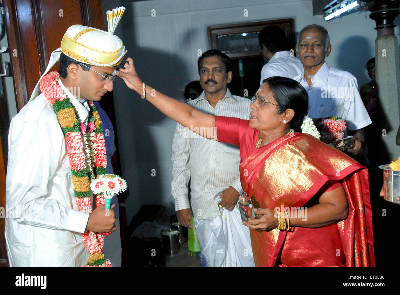Bénédiction des femmes ; l'époux Nattukottai Chettiar ; communauté ; Nagarathar Chettinad ; Tamil Nadu M.# 777K ;777A Banque D'Images