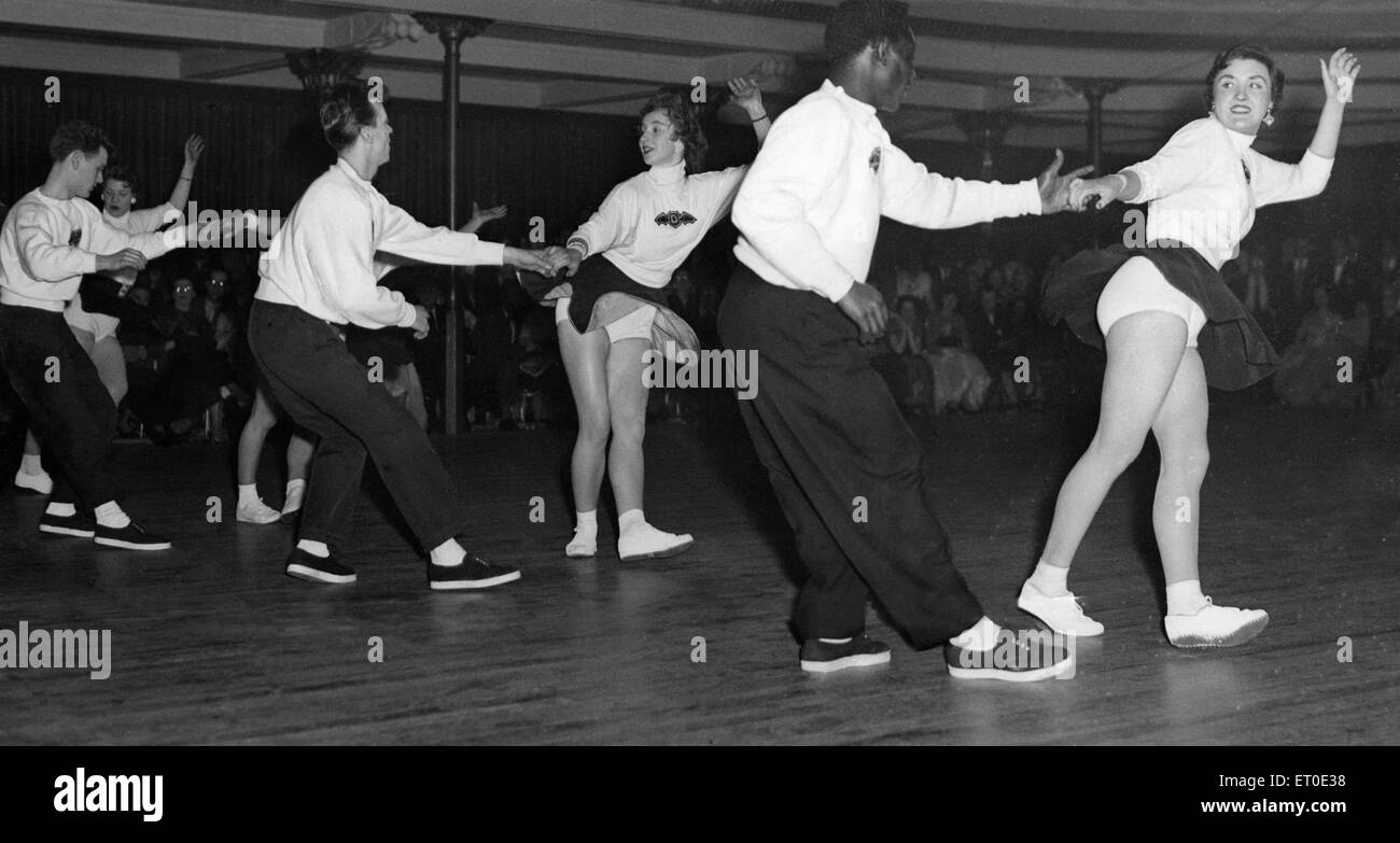 Un groupe de personnes qui font le Jive. 21 mars 1956. Banque D'Images