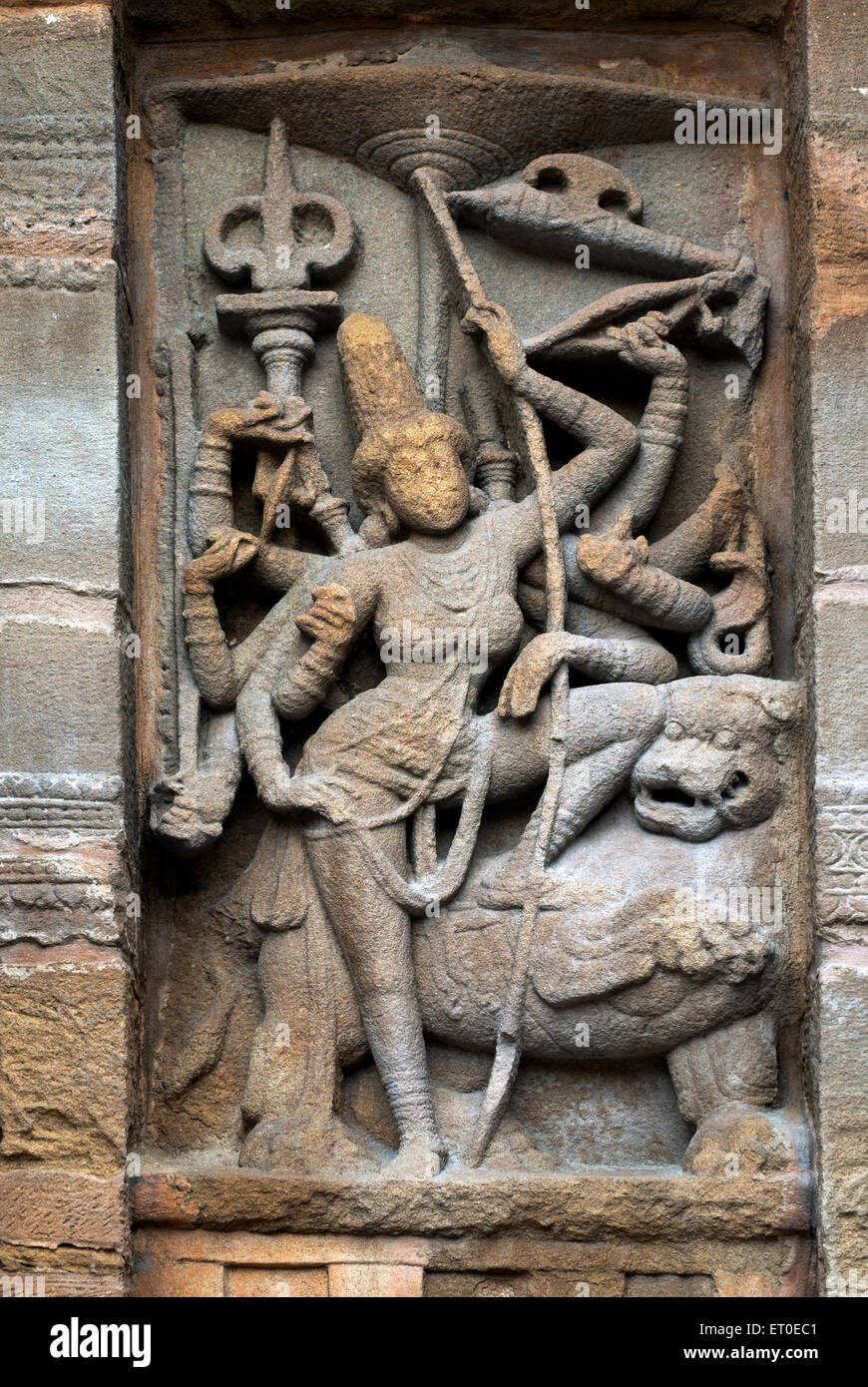 Déesse majestueuse équitation sur Lion de Kailasanatha temple de Kanchipuram kancheepuram ; ; ; ; Tamil Nadu Inde Banque D'Images