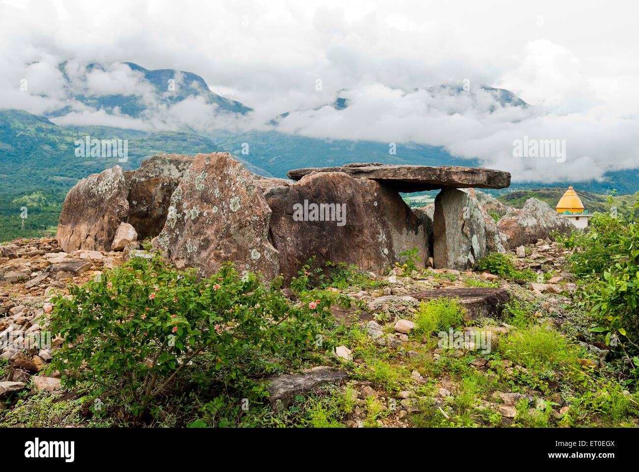 Dolmens mégalithiques ou muniyaras kovilkadavu au Kerala ; Inde ; Banque D'Images