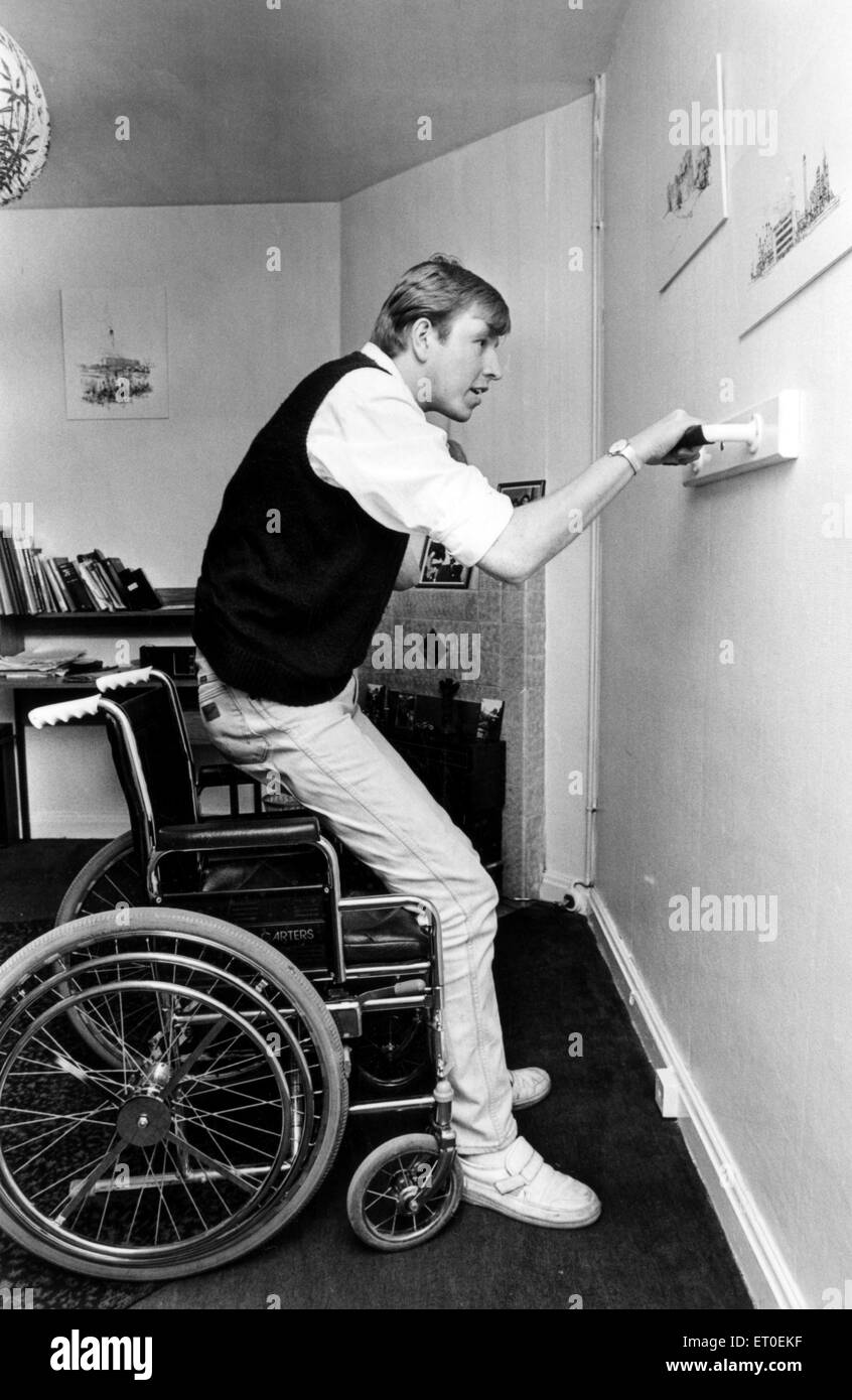 Dave Yewlett, qui était dans un accident de la route quasi-mortel il y a cinq ans, et remporte des médailles sportives en dépit d'être à un fauteuil roulant. Sur la photo à Pen Y TR, Rhiwbina, Cardiff. 28 avril 1987. Banque D'Images