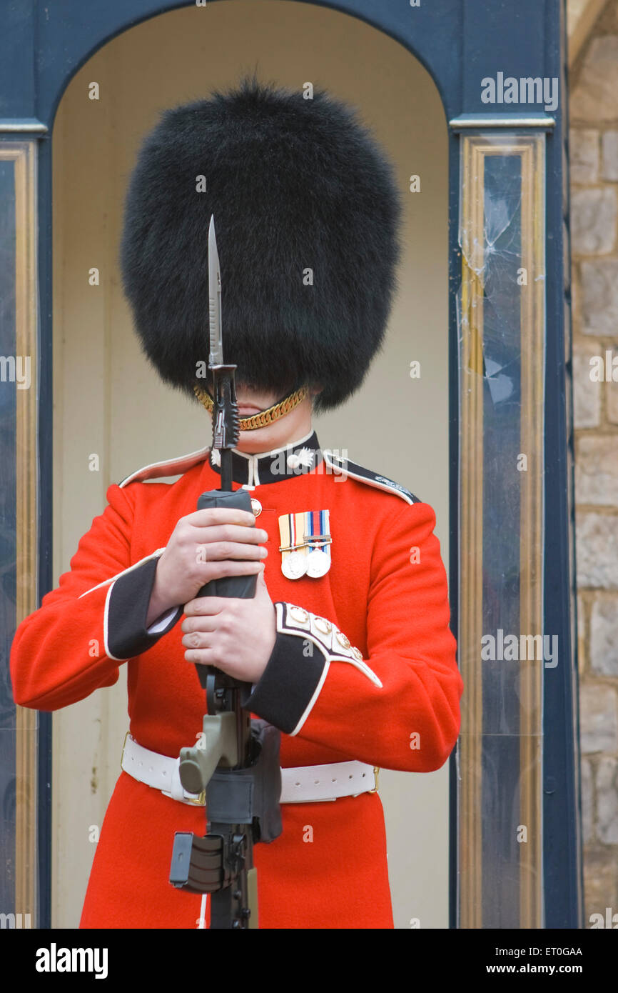 Guard holding rifle dans les deux mains ; Londres ; UK Royaume-Uni Angleterre Banque D'Images