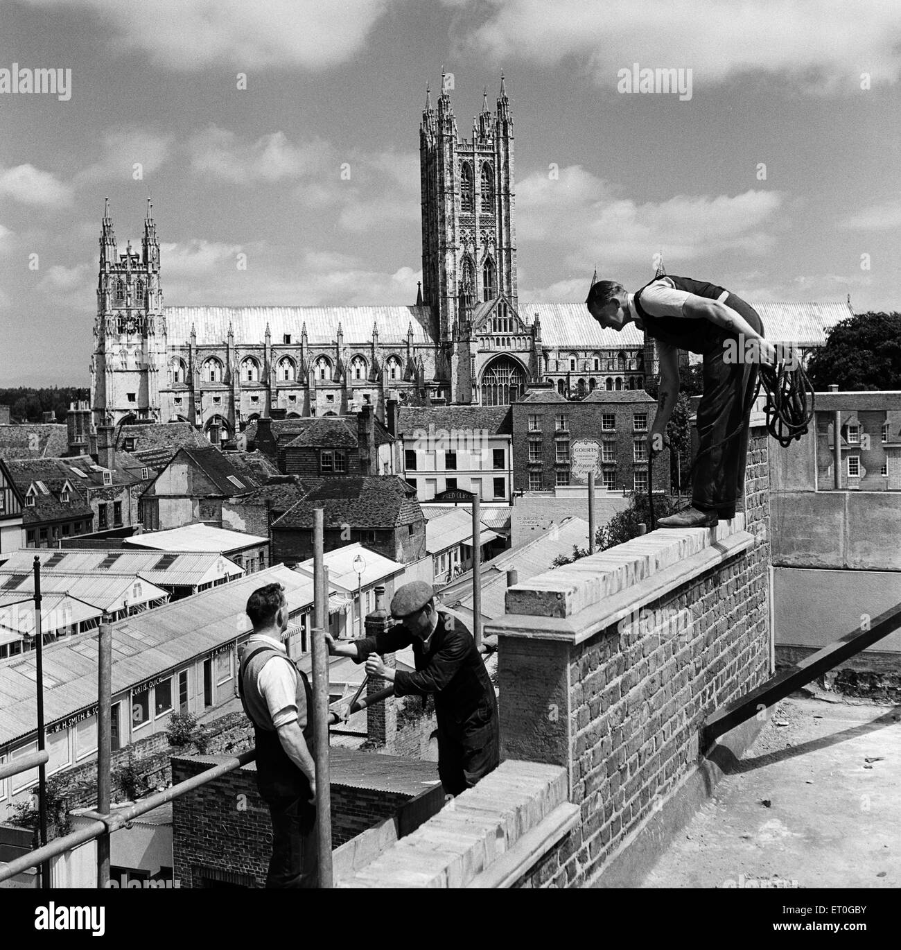 Les hommes qui travaillent en face de la Cathédrale de Canterbury, Kent. Circa 1950. Banque D'Images