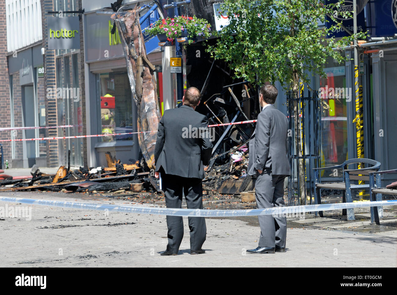Maidstone, Kent, Angleterre, Royaume-Uni. Deux hommes d'évaluer les dégâts après un incendie dans le centre-ville détruit un magasin Banque D'Images