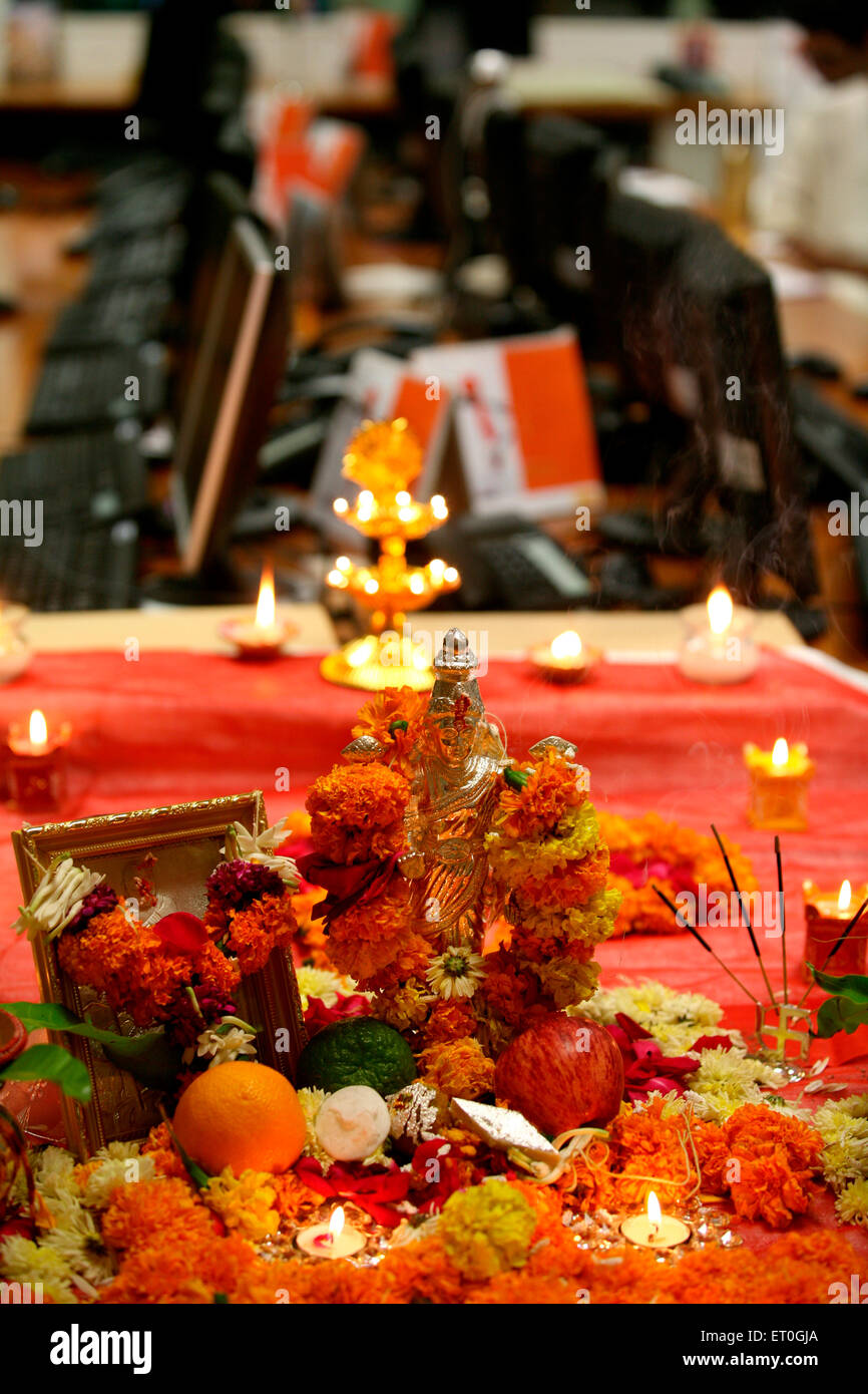 Statue d'argent de la déesse Lakshmi est gardé pour Lakshmi puja réalisée en bureau de courtiers à Bombay maintenant Mumbai Maharashtra ; Inde ; Banque D'Images