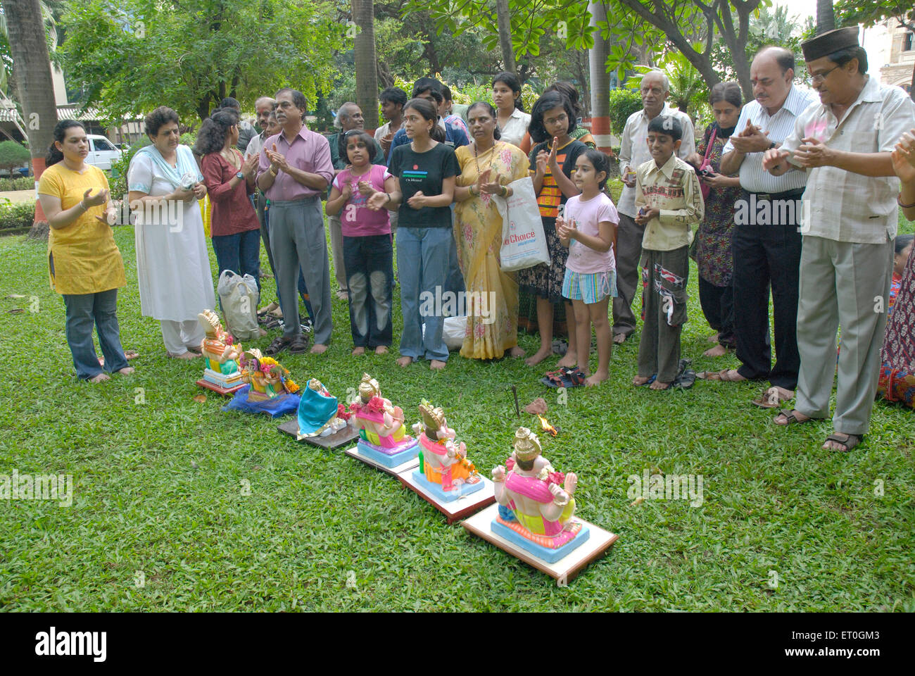 Les gens d'adorer des idoles avant l'immersion à Ganesh Ganpati festival ; Bombay Mumbai Maharashtra ; Inde ; Banque D'Images