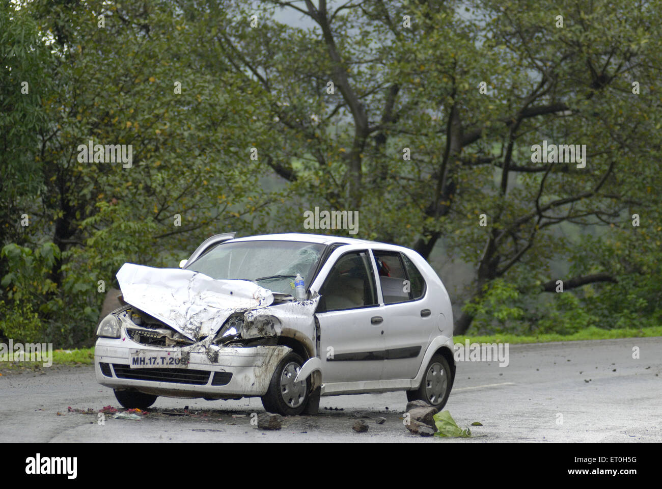 Dommages à la voiture, accident de voiture, Malshej Ghat ; Maharashtra ; Inde , asie Banque D'Images