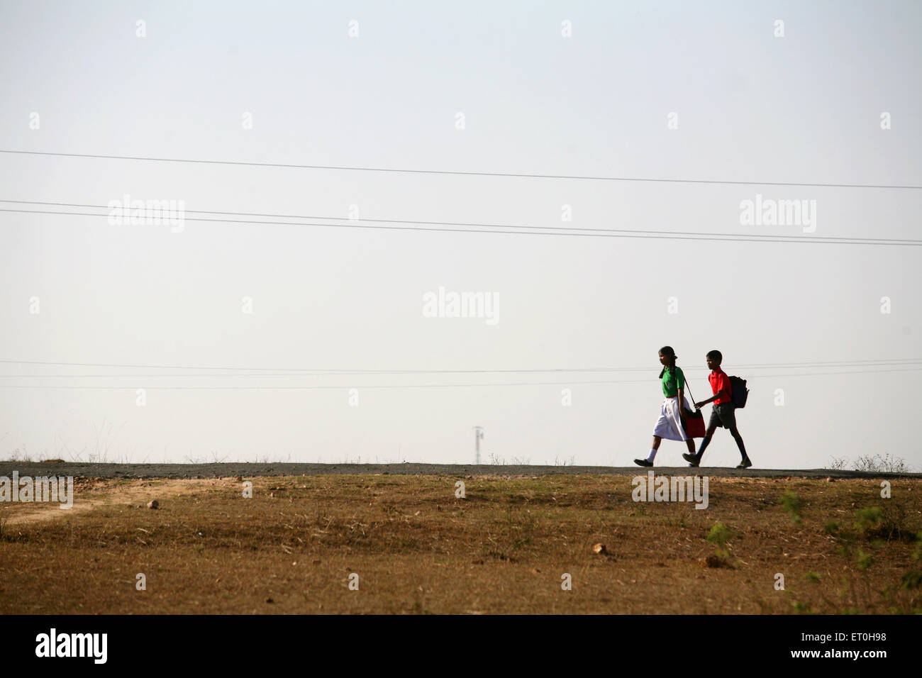 Les enfants à partir de la périphérie de Ranchi sur chemin de l'école à Ranchi city capital du Jharkhand en Inde Banque D'Images