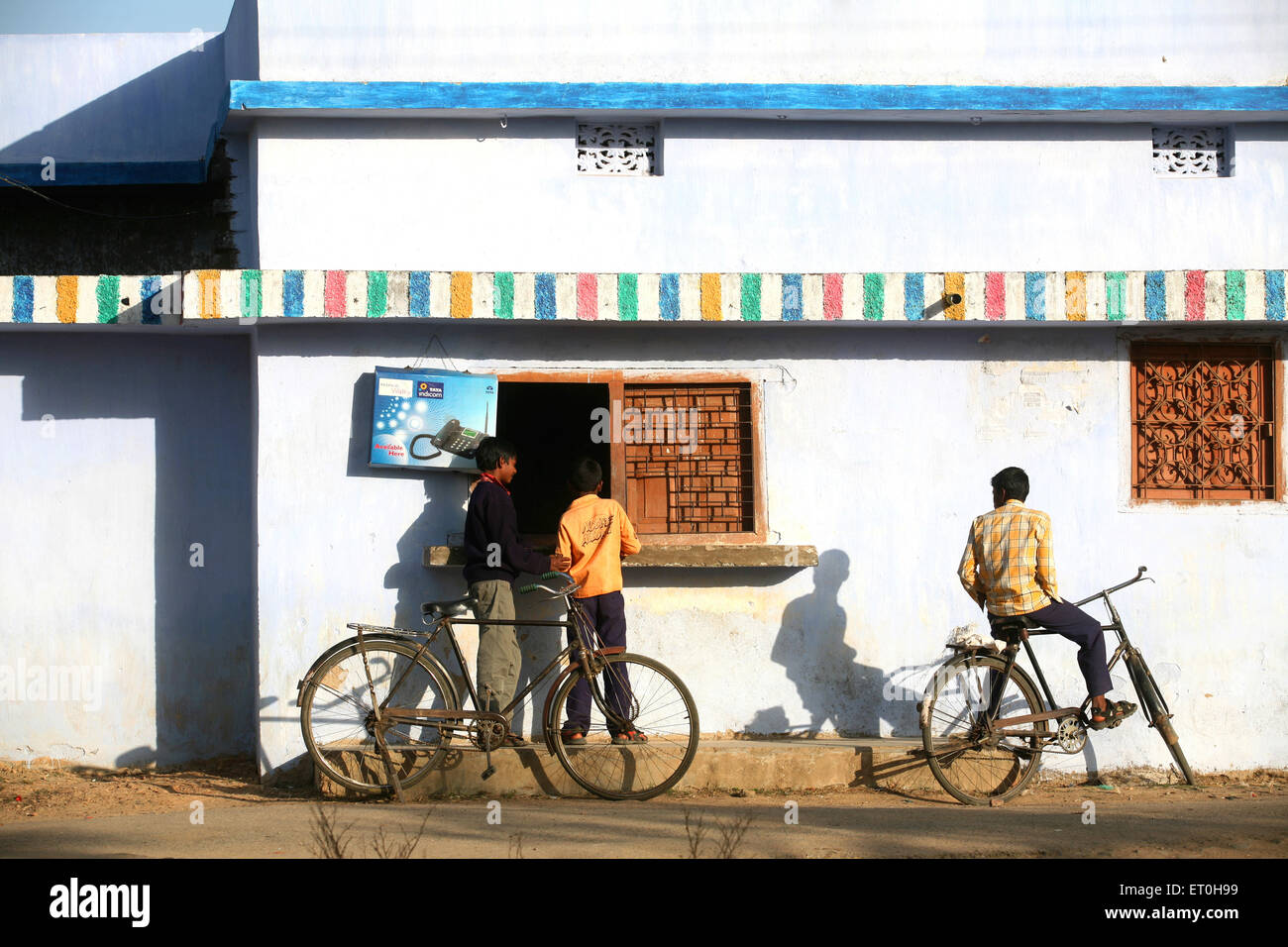 Les garçons avec leurs bicyclettes à cabine téléphonique de Ranchi city capital du Jharkhand en Inde Banque D'Images