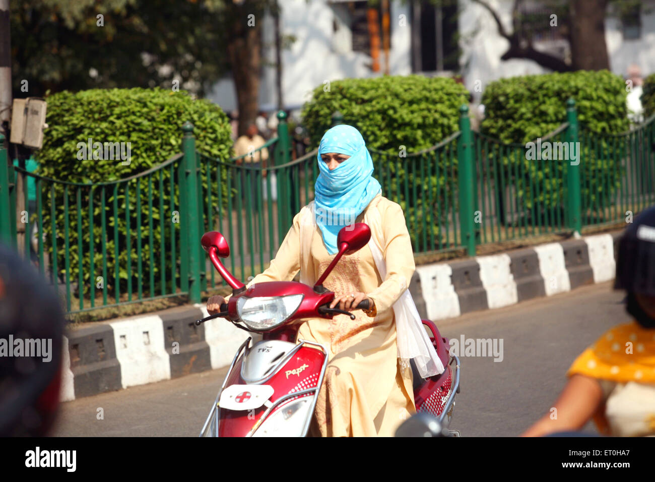 Femme indienne conduisant le scooter visage couvert, Ranchi, Jharkhand, Inde, vie indienne Banque D'Images