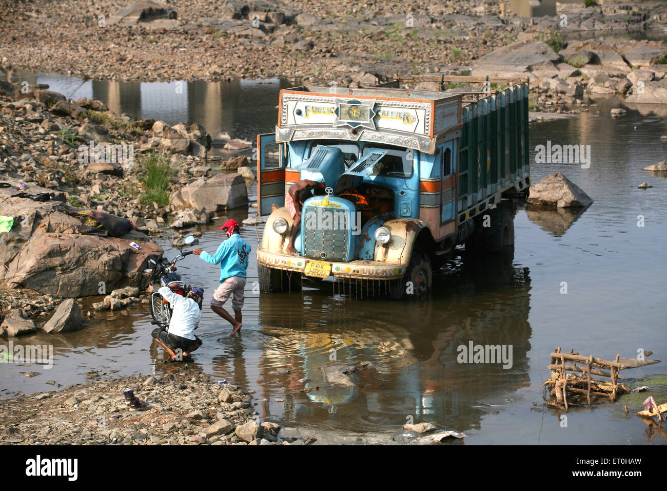 Indian rural hommes lavant camion village étang, Ranchi, Jharkhand, Inde, vie indienne Banque D'Images