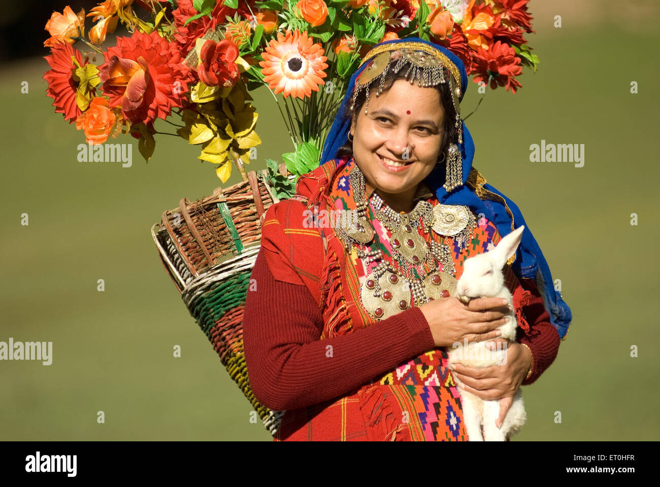 Les femmes en costume traditionnel holding à lapin khajjiar Himachal Pradesh ; Inde ; M.# 721 Banque D'Images