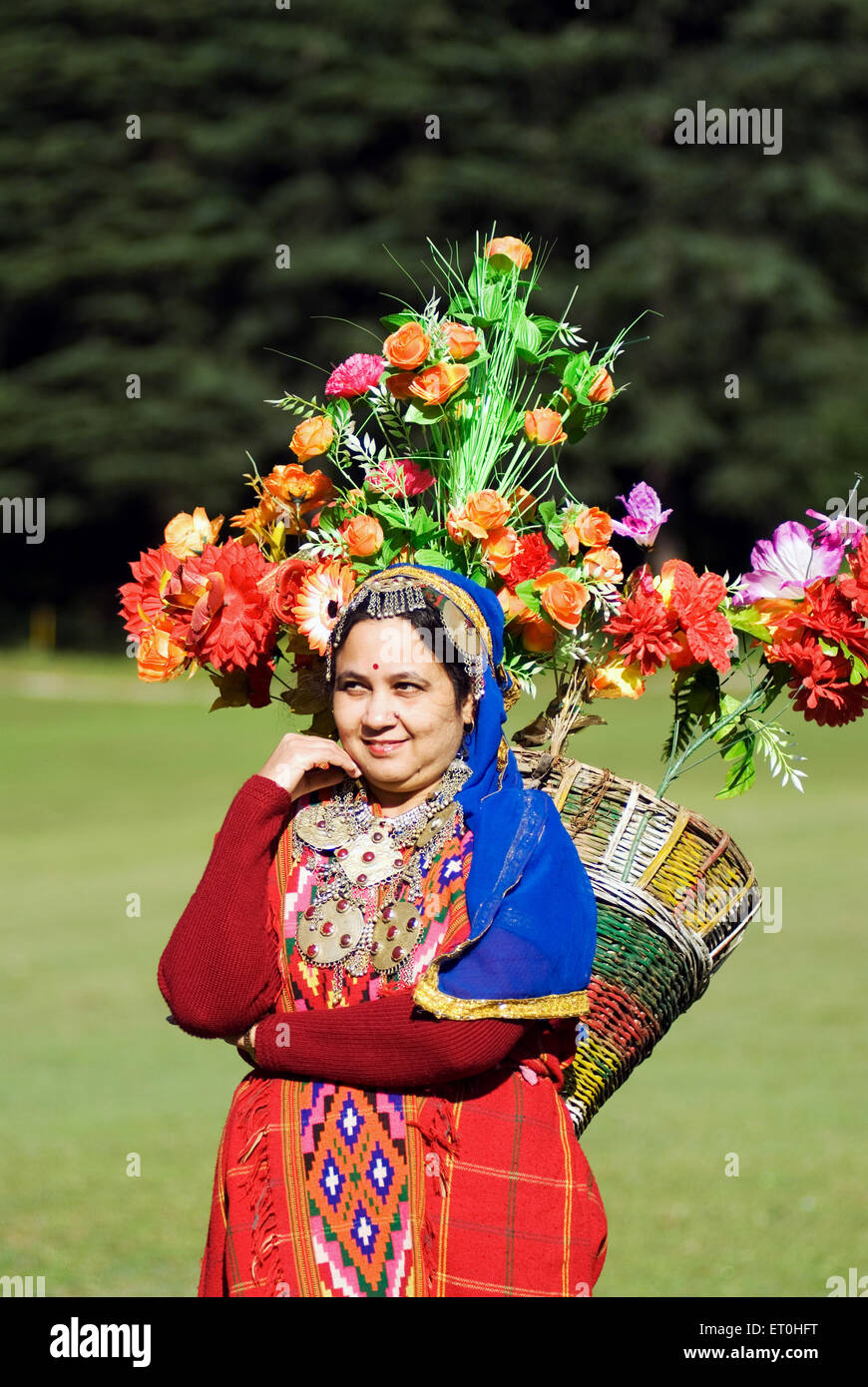 Les femmes en costume traditionnel à khajjiar Himachal Pradesh ; Inde ; M.# 721 Banque D'Images