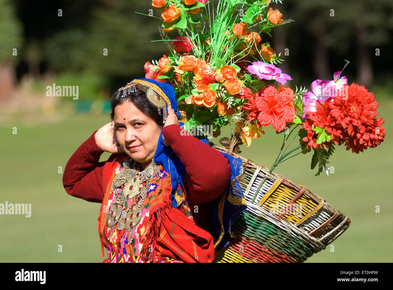 Les femmes en costume traditionnel holding à lapin khajjiar Himachal Pradesh ; Inde ; M.# 721 Banque D'Images
