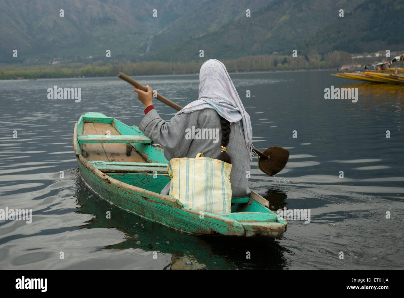 Femme en petit bateau à Srinagar, Jammu-et-Cachemire Inde Asie Banque D'Images