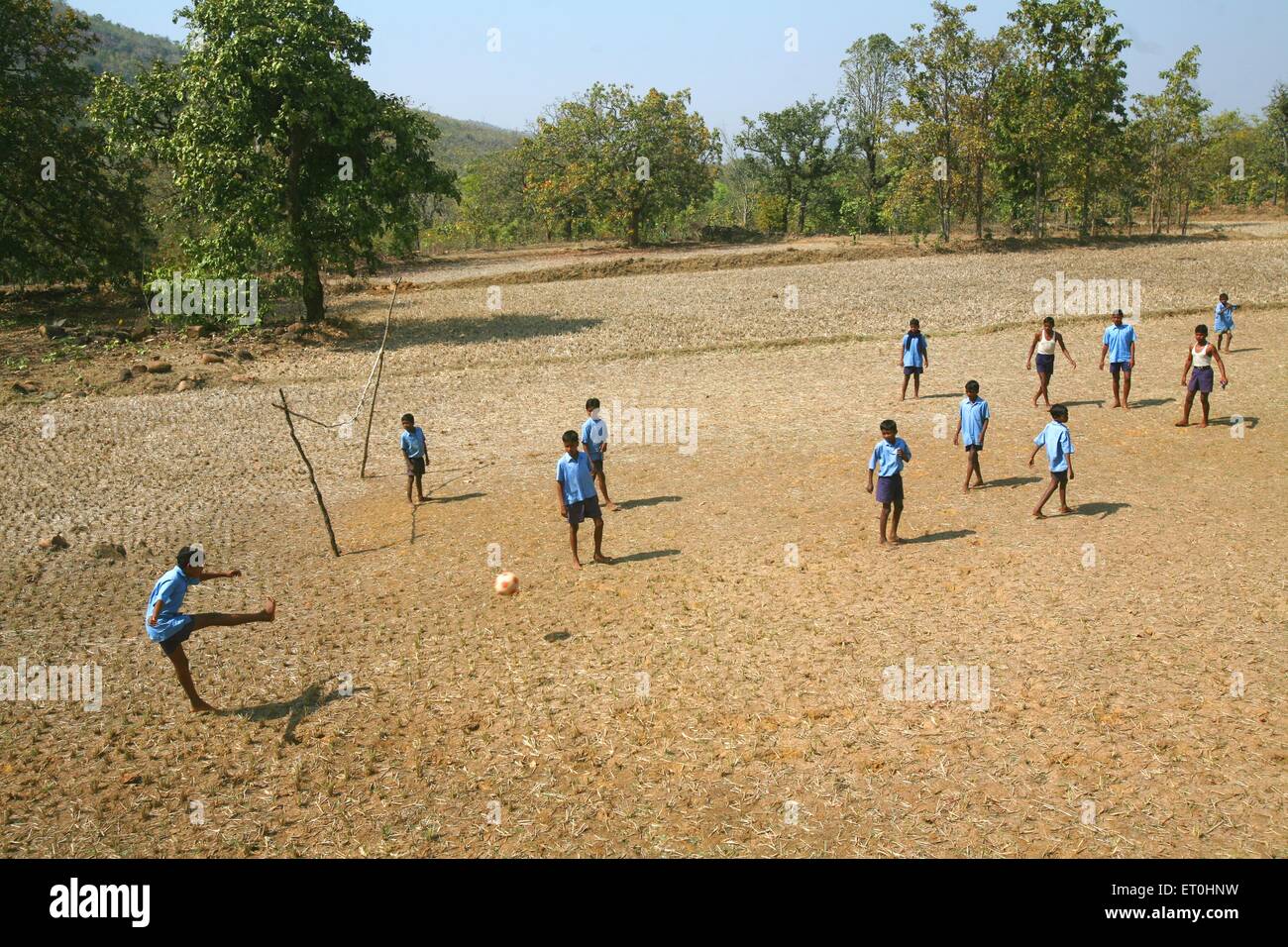 Garçons d'école, uniforme d'école, jouer au football, terrain de village, Jharkhand, Inde, sport rural indien Banque D'Images