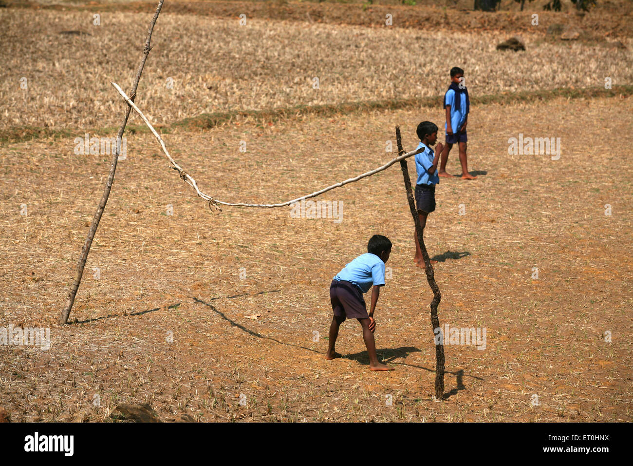 Garçons d'école, uniforme d'école, jouer au football, terrain de village, Jharkhand, Inde, sport rural indien Banque D'Images