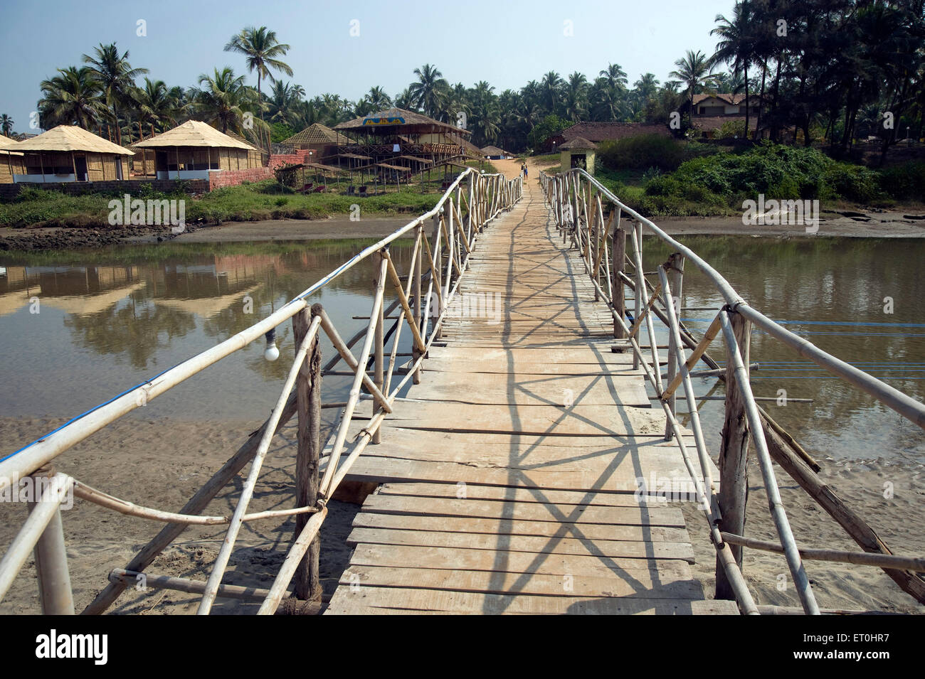 Vue sur pont de bois dans la région de plage de Mandrem à Goa Inde Asie Banque D'Images