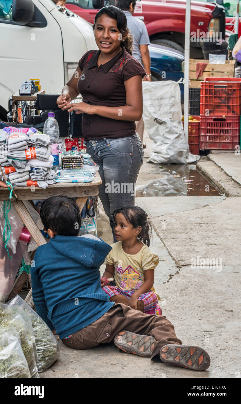 Jeune femme, enfants à l'échoppe de marché sur la Calle 22, rue à Ciudad del Carmen, Mexique, État de Campeche Banque D'Images