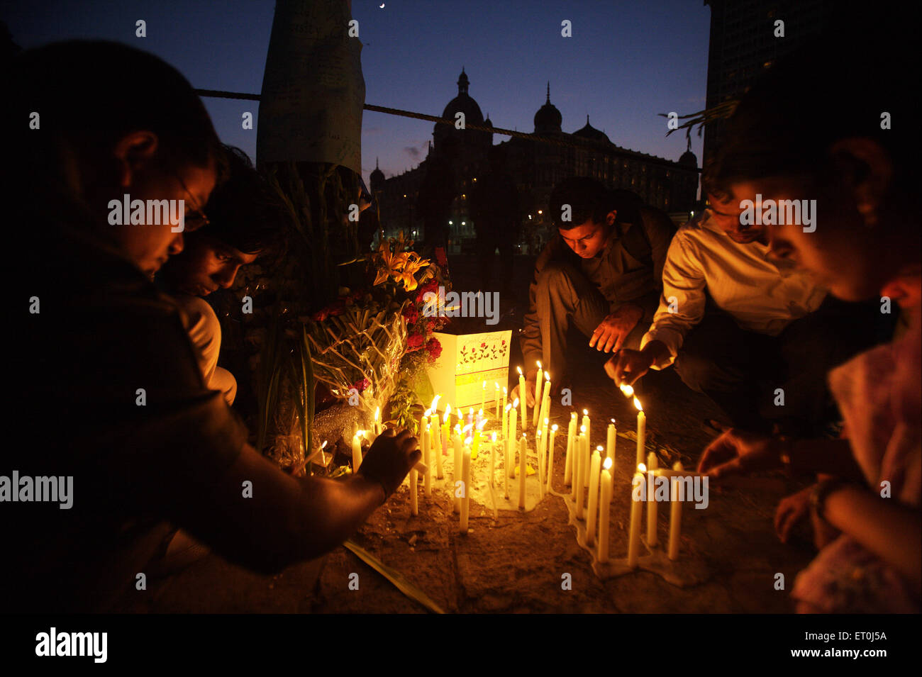 Bougies d'éclairage les gens à Gateway en hommage aux victimes de l'attaque terroriste de "Moudjahidin du Deccan le 26 novembre 2008 à Bombay Banque D'Images