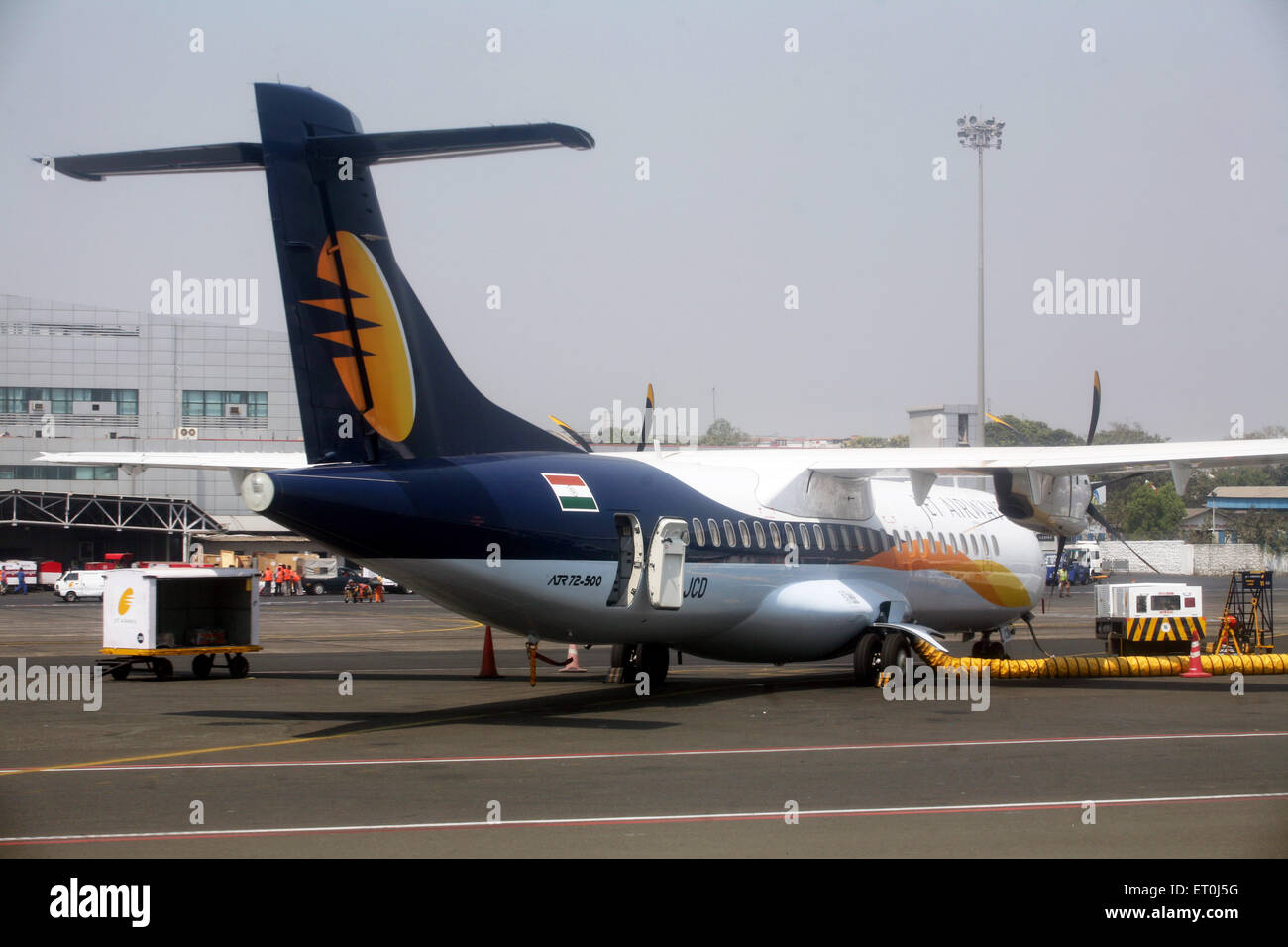Un remplissage du réservoir de carburant avion Jet Airways à l'aéroport domestique en Chattrapati Shivaji Bombay Mumbai Maharashtra ; Inde ; Banque D'Images