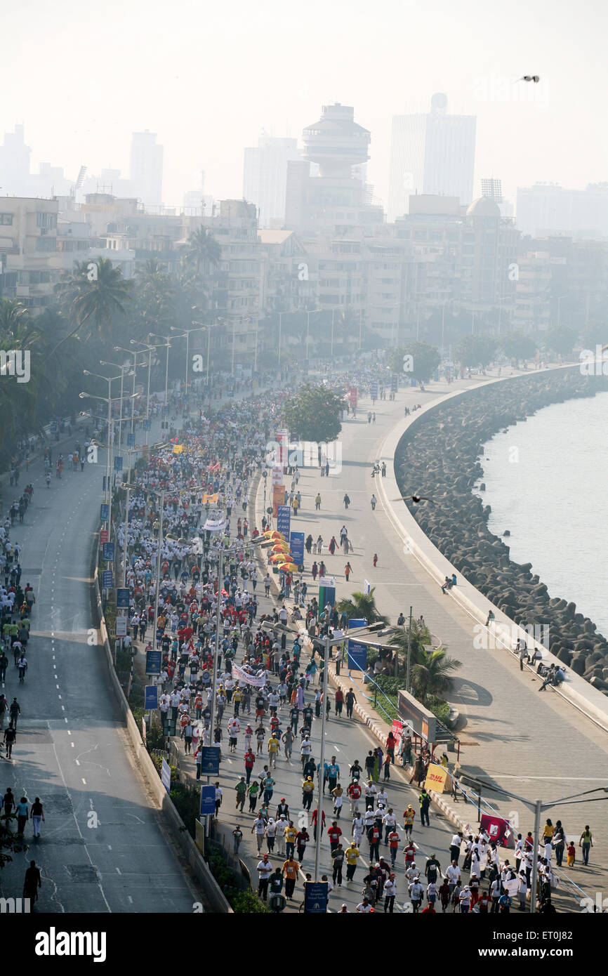 Les participants passant par collier de la reine à Nariman Point Mumbai marathon au cours de l'événement organisé Mumbai Banque D'Images