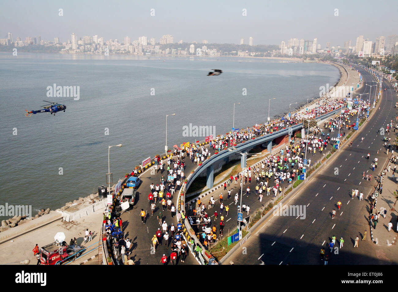 Les participants s'exécutant sur Charni road flyover au collier de la reine à Nariman Point Mumbai marathon ; événement organisé Mumbai Banque D'Images