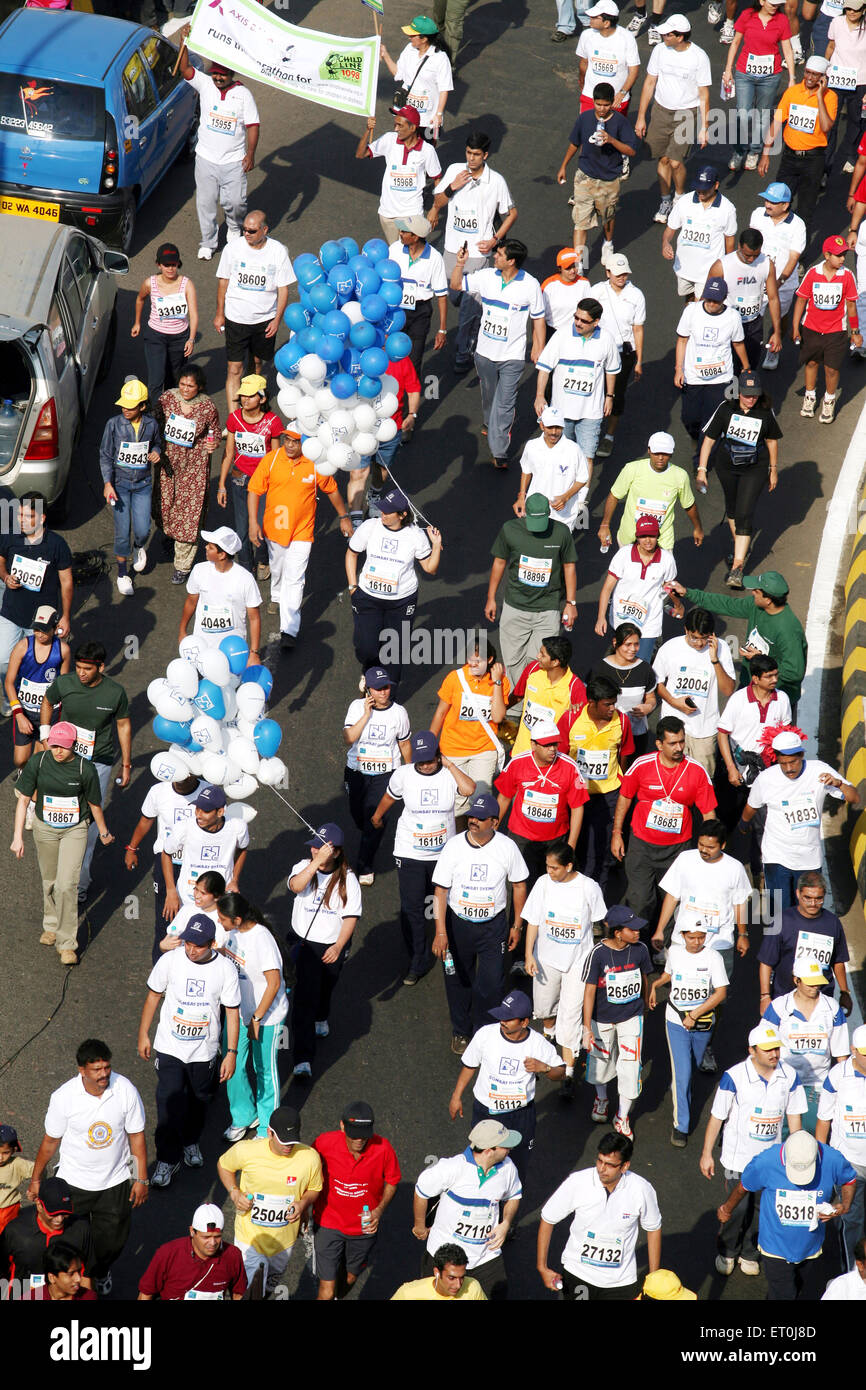 Les participants s'exécutant sur Charni road flyover au collier de la reine à Nariman Point Mumbai marathon ; événement organisé Mumbai Banque D'Images