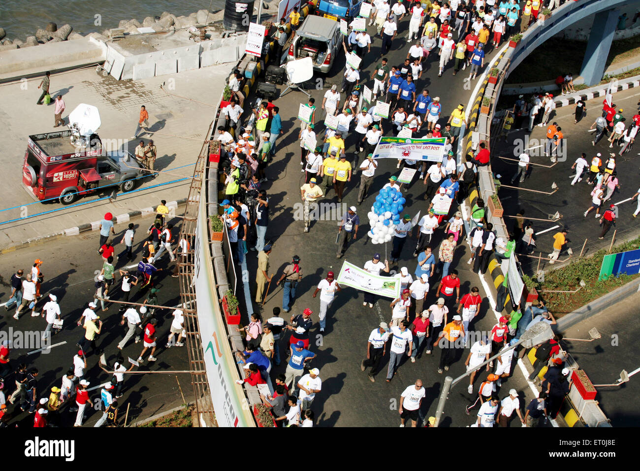 Les participants s'exécutant sur Charni road flyover au collier de la reine à Nariman Point Mumbai marathon ; événement organisé Mumbai Banque D'Images