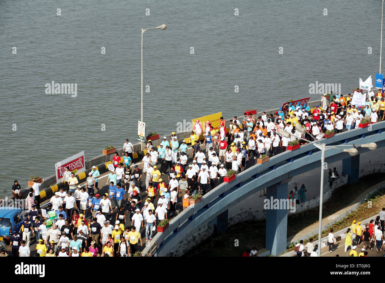 Les participants s'exécutant sur Charni road flyover au collier de la reine à Nariman Point Mumbai marathon ; événement organisé Mumbai Banque D'Images