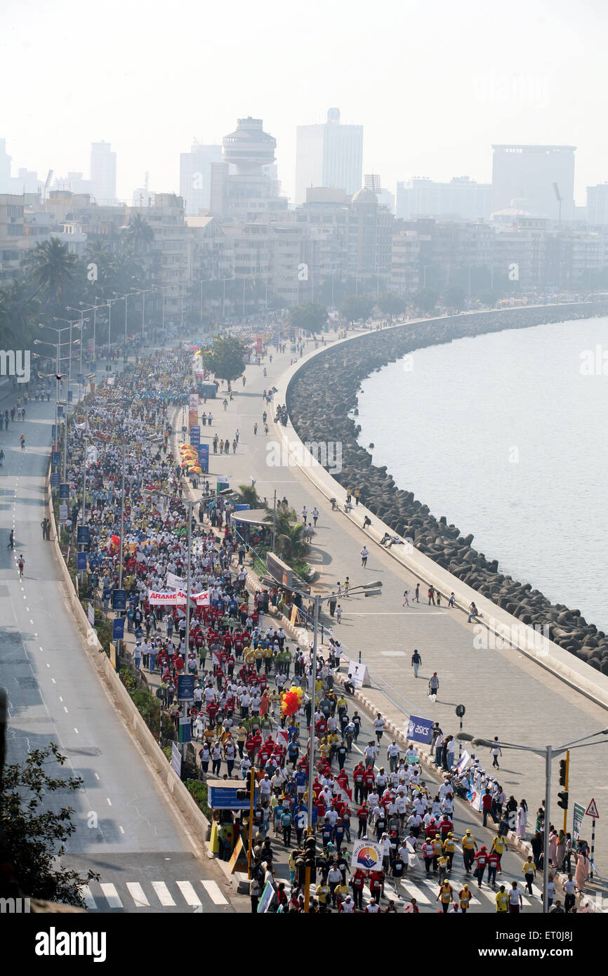 Les participants ont exécuté par collier de la reine à Nariman Point Mumbai ; événement marathon organisé à Bombay maintenant Mumbai Banque D'Images