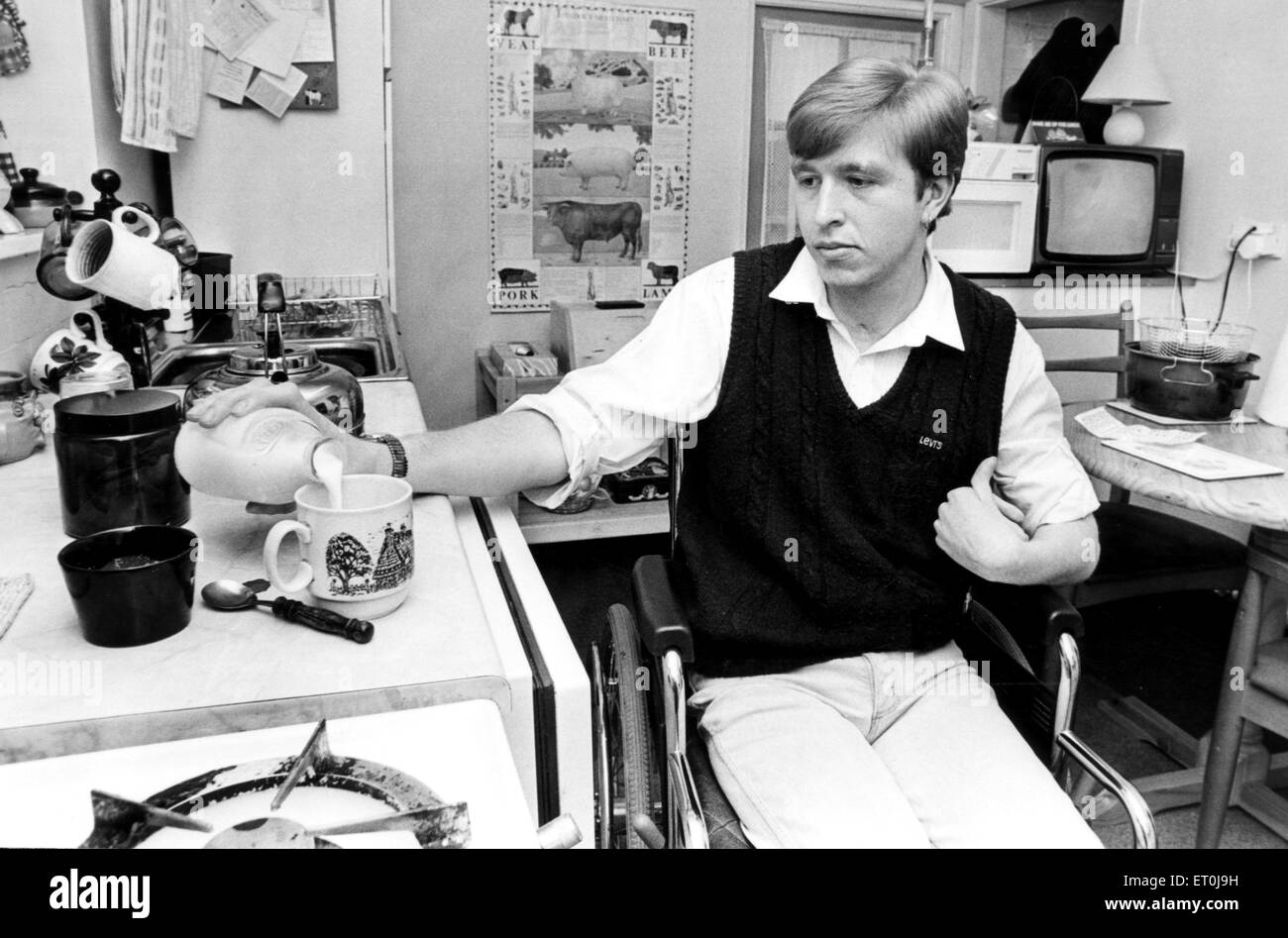 Dave Yewlett, 21 ans, qui a été dans un accident de la route quasi-mortel il y a cinq ans, et remporte des médailles sportives en dépit d'être à un fauteuil roulant. Sur la photo de prendre une tasse de thé à la Pen Y TR, Rhiwbina, Cardiff. 28 avril 1987. Banque D'Images