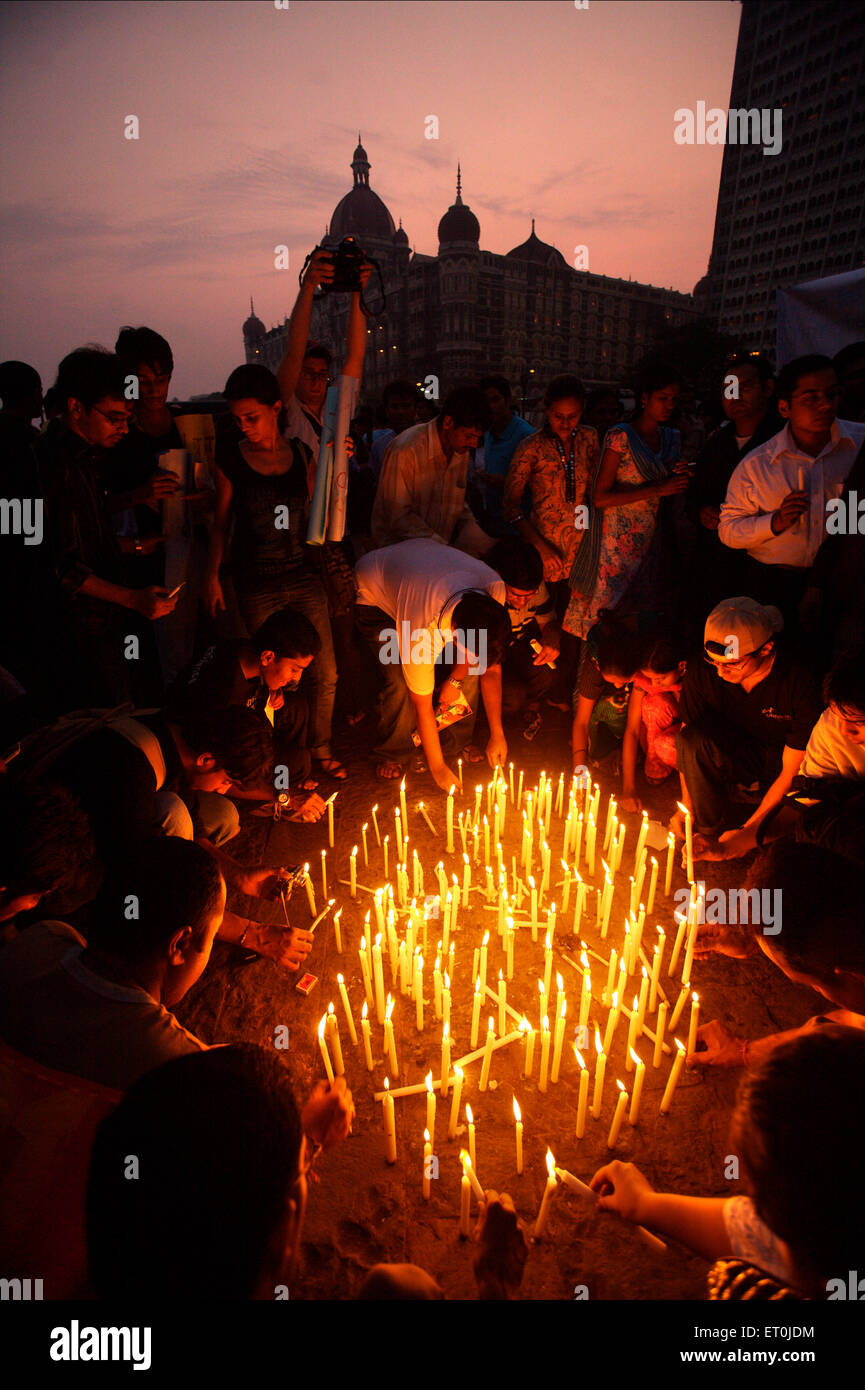 Bougies d'éclairage extérieur gens Taj Mahal Hotel payer victimes attaque terroriste Deccan Mujahedeen 26 novembre 2008 Bombay Banque D'Images