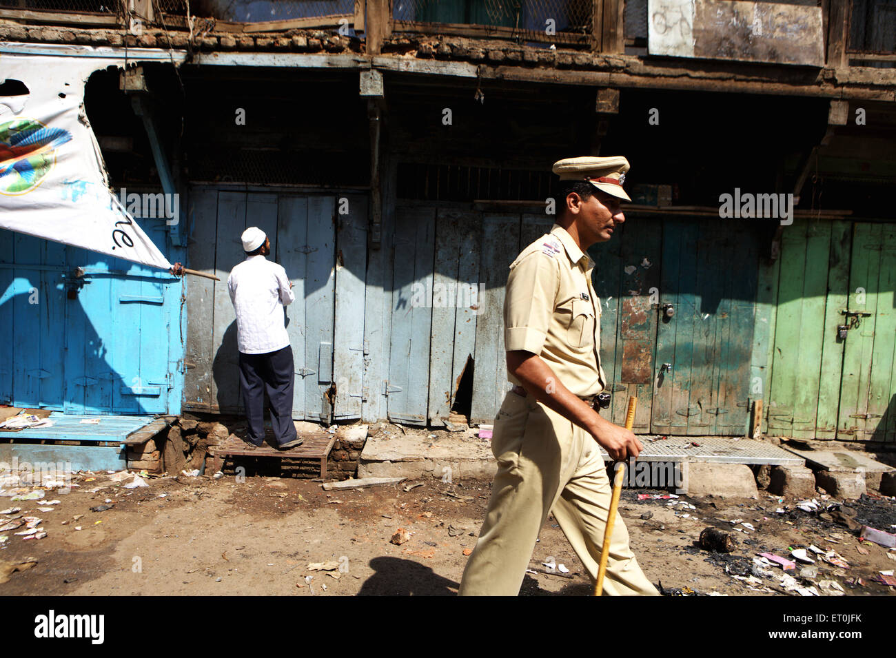 Les pertes de contrôle policier passant Marchand bombe propriété 29 septembre 2008 à ville du textile de Malegaon ; Maharashtra Banque D'Images